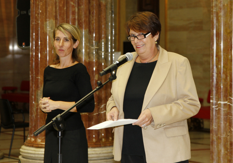 Renate Csörgits - Abgeordnete zum Nationalrat (re.) begrüßt die VeranstaltungsteilnehmerInnen