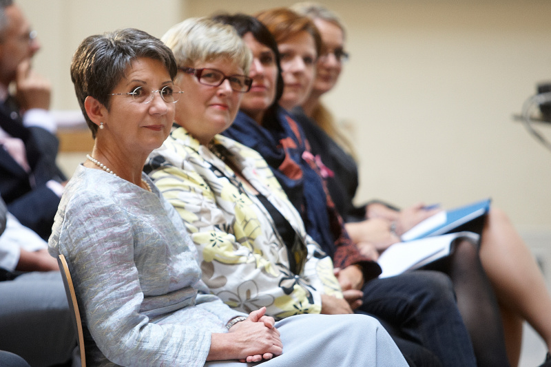 v.li. Mag.a.Barbara Prammer - Nationalratspräsidentin  im Vordergrund. Dorothea Schittenhelm - Frauensprecherin der ÖVP; Mag.a Gisela Wurm - Frauensprecherin der SPÖ; Judith Schwentner - Frauensprecherin der Grünen und Carmen Gartelgruber - Frauensprecherin der FPÖ