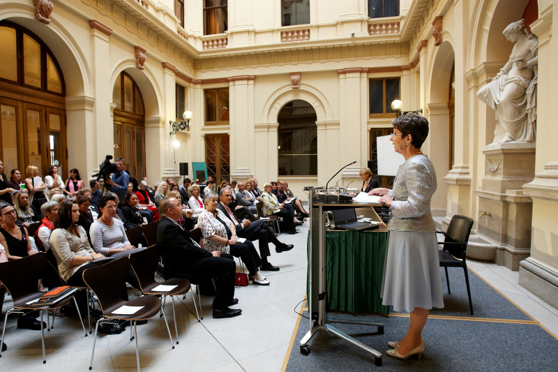 Mag.a Barbara Prammer - Nationalratspräsidentin am Rednerpult