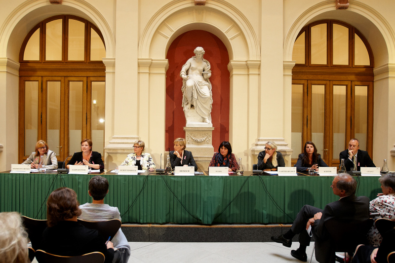 Am Podium v. links: Univ.-Prof.in Dr.in Beate Wimmer-Puchinger- Frauengesundheitsbeauftragte der Stadt Wien, Judith Schwentner - Frauensprecherin der Grünen, Dorothea Schittenhelm - Frauensprecherin der ÖVP, Dr.Ricarda Reinisch - ORF, Mag.a Gisela Wurm - Frauensprecherin der SPÖ, Carmen Gartelhgruber - Frauensprecherin der FPÖ, Martina Schenk - Frauensprecherin des BZÖ und Univ.-Prof. Dr. Michael Gnant - stv. Vorstand der Universitätsklinik für Chirurgie Wien, Leiter Brustambulanz AKH Wien