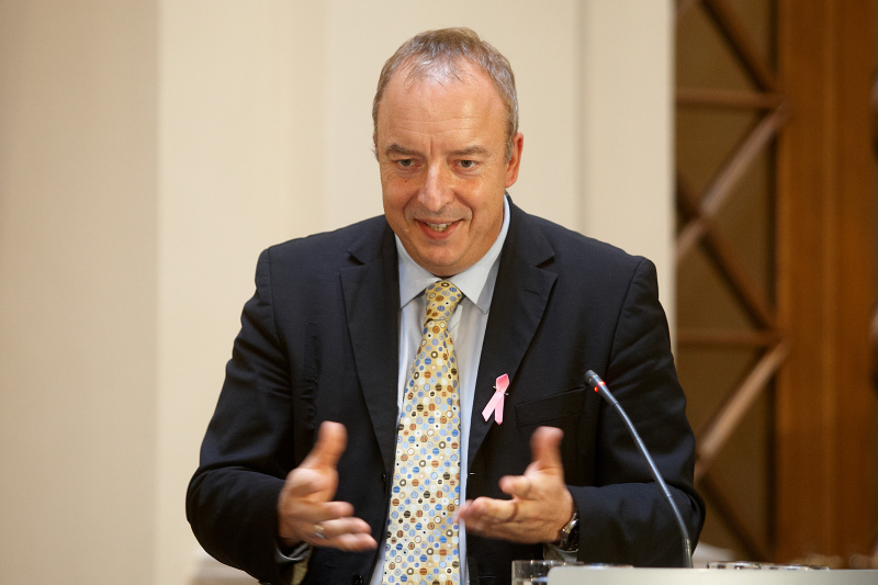 Univ.-Prof. Dr. Michael Gnant - stv. Vorstand der Universitätsklinik für Chirurgie Wien, Leiter Brustambulanz AKH Wien am Rednerpult