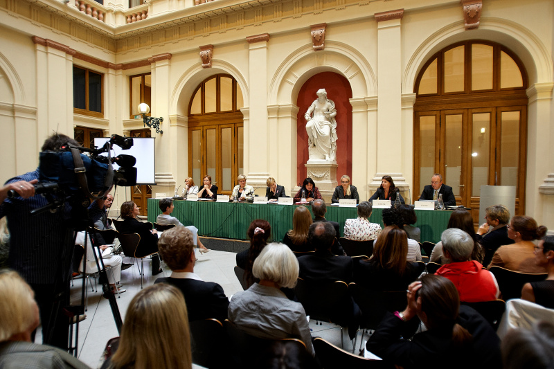 Am Podium v. links: Univ.-Prof.in Dr.in Beate Wimmer-Puchinger- Frauengesundheitsbeauftragte der Stadt Wien, Judith Schwentner - Frauensprecherin der Grünen, Dorothea Schittenhelm - Frauensprecherin der ÖVP, Dr.Ricarda Reinisch - ORF, Mag.a Gisela Wurm - Frauensprecherin der SPÖ, Carmen Gartelgruber - Frauensprecherin der FPÖ, Martina Schenk - Frauensprecherin des BZÖ und Univ.-Prof. Dr. Michael Gnant - stv. Vorstand der Universitätsklinik für Chirurgie Wien, Leiter Brustambulanz AKH Wien