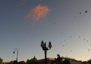 Rosa Luftballone im Abendhimmel