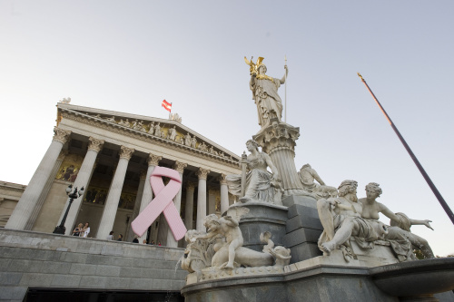 Parlamentsgebäude mit Pink Ribbon