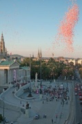 5000 steigende Luftballons vor dem Parlamentsgebäude