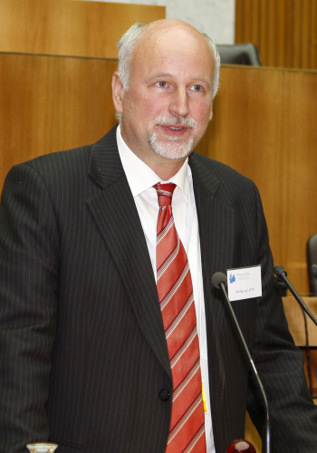 Wolfgang Lutz - WiC Founding Director am Rednerpult