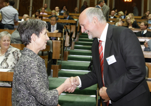 v.li. Mag.a Barbara Prammer - Nationalratspräsidentin begrüßt Wolfgang Lutz - WiC Founding Director