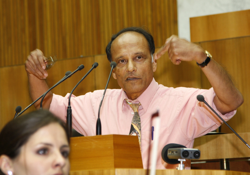 Sir Partha Dasgupta - Professor, University of Cambridge am Rednerpult