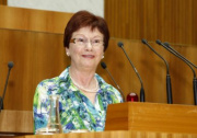 Sigrid Jalkotzy-Deger - President of the Section for the Humanities and Social Sciences am Rednerpult