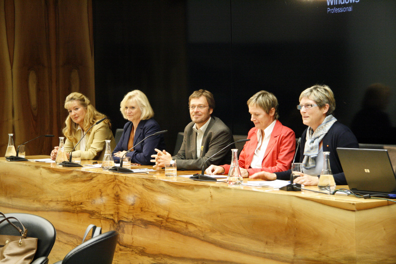 Am Podium v.li. Dr.in Susanne Winter - Nationalratsabgeordnete der FPÖ, Anna Höllerer - Nationalratsabgeordnete der ÖVP; Dipl.-Ing.Dr. Wolfang Pirklhuber - Nationalratsabgeordneter der Grünen, Mag.a Rosa Lohfeyer - Nationalratsabgeordnete der SPÖ und Ursula Haubner - Nationalratsabgeordnete des BZÖ
