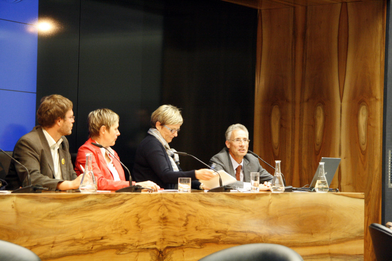 Am Podium v.li. Dipl.-Ing.Dr. Wolfang Pirklhuber - Nationalratsabgeordneter der Grünen, Mag.a Rosa Lohfeyer - Nationalratsabgeordnete der SPÖ, Ursula Haubner - Nationalratsabgeordnete des BZÖ und Dr. Georg Posch - Parlamentsdirektor