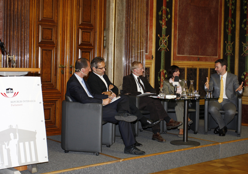 Am Podium v.li. Univ.-Prof. Dr. Peter Filzmaier - Politikwissenschafter an der Donau-Universität Krems und Karl-Franzens-Universität Graz, DI Herbert Paierl - Präsident des Management Clubs, Mag. Johannes Huber - Vorsitzender Vereinigung der Parlamentsredakteurinnen und -redakteure, Mag.a  Heidrun Strohmeyer - Präsidentin des Führungsforum Innovative Verwaltung (FIV) und Feri Thierry - Politikberater und Herausgeber