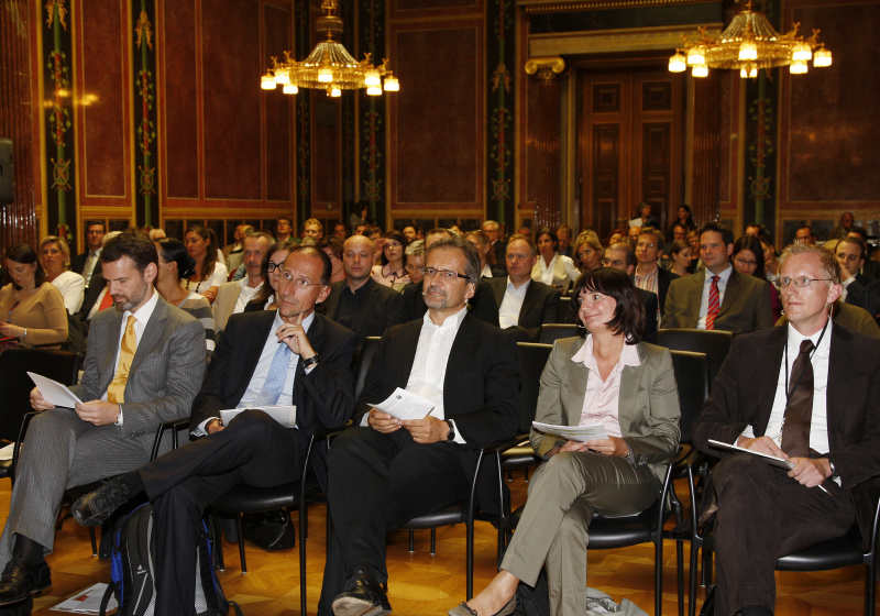 Blick in Richtung VeranstaltungsteilnehmerInnen. In der ersten Reihe v.li. Feri Thierry - Politikberater und Herausgeber, Univ.-Prof. Dr. Peter Filzmaier - Politikwissenschafter an der Donau-Universität Krems und Karl-Franzens-Universität Graz, DI Herbert Paierl - Präsident des Management Clubs, Mag.a  Heidrun Strohmeyer - Präsidentin des Führungsforum Innovative Verwaltung (FIV) und Mag. Johannes Huber - Vorsitzender Vereinigung der Parlamentsredakteurinnen und -redakteure