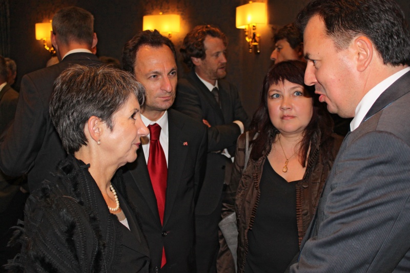 Treffen mit österreichischen WirtschaftsverterInnen beim Business Circle der Außenhandelsstelle der Wirtschaftskammer. v.li. Nationalratspräsidentin Mag.a Barbara Prammer, Handelsdelegierter Gregor Postl und zwei VeranstaltungsteilnehmerInnen