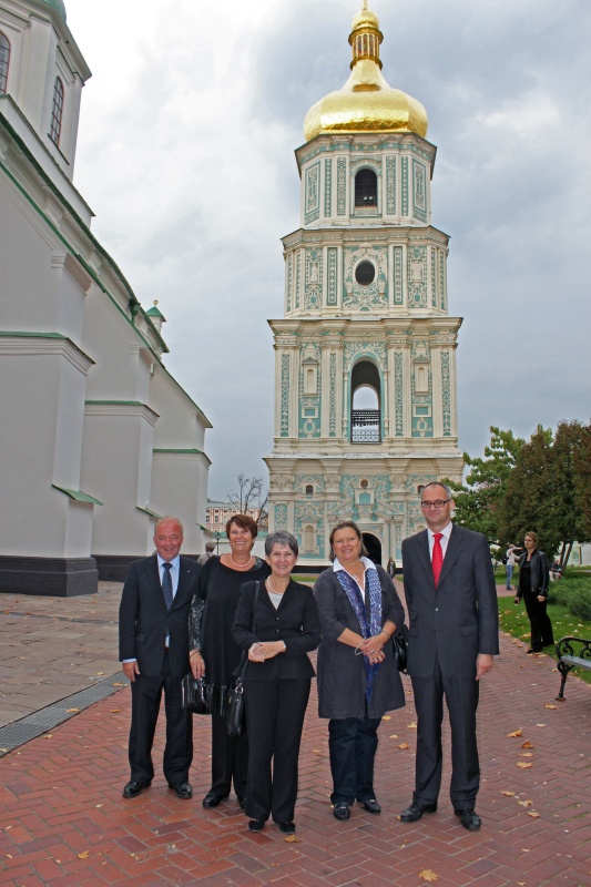 Delegation vor der Sophienkathedrale (v. li.): Konrad Steindl - Nationalratsabgeordneter der ÖVP, Renate Csörgits - Nationalratsabgeordnete der SPÖ,  Nationalratspräsidentin Mag.a Barbara Prammer, Anneliese Kitzmüller - Nationalratsabgeordnete der FPÖ und Botschafter Dietrich Heim