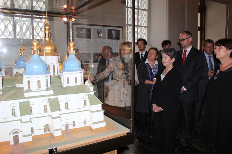 Nationalratspräsidentin Mag.a Barbara Prammer vor dem Modell der Sophienkathedrale