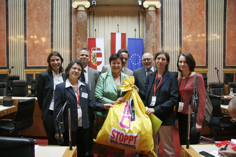 Übergabe der Petition 'Stoppt Sex-Handel mit Kindern & Jugendlichen' an Mag.a Susanne Neuwirth - Bundesratspräsidentin. V.li. Elisabeth Kerschbaum - Bundesratsmitglied, Mag.a Astrid Winkler - ECPAT Österreich, Mag. Harald Himmer - Vizepräsident des Bundesrates, Mag.a Susanne Neuwirth - Bundesratspräsidentin, Christian Füller - Bundesratsmitglied,  Reinhard Todt - Vizepräsident des Bundesrates und zwei Veranstaltungsteilnehmerinnen