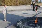 Kranzniederlegung durch Nationalratspräsidentin Mag.a Barbara Prammer am Grabmal des unbekannten Soldaten in Kiew