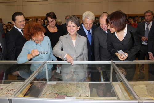 Ihren Geburtsort Ottnang am Hausruck entdeckte NR-Präsidentin Prammer (Mitte) auf einer in der ukrainischen Nationalbibliothek ausgestellten historischen Landkarte