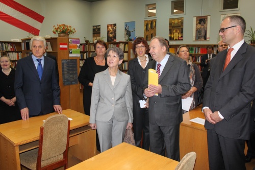 Nationalratspräsidentin Mag.a Barbara Prammer (4. v.li.) besuchte mit Wolodomyr Lytwyn (2.v.li.) die Ukrainischen Nationalbibliothek