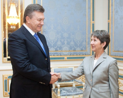 v.li. Wiktor Janukowitsch - ukrainischer Staatspräsident begrüßt Mag.a Barbara Prammer - Nationalratspräsidentin