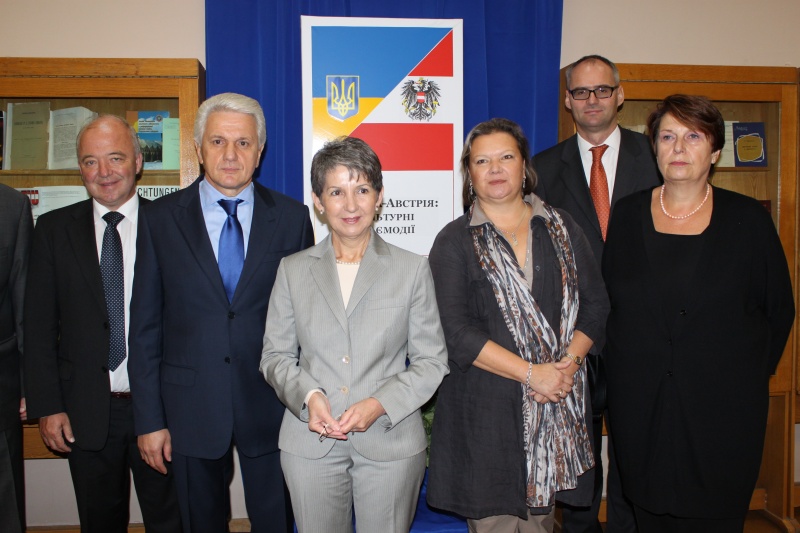 Österreichisch-ukrainisches Treffen von ParlamentarierInnen. (v. li.): Konrad Steindl - Nationalratsabgeordneter der ÖVP, Parlamentsvorsitzender Wolodomyr Lytwyn, Nationalratspräsidentin Mag.a Barbara Prammer, Anneliese Kitzmüller - Nationalratsabgeordnete der FPÖ, Botschafter Wolf Dietrich Heim und Renate Csörgits - Nationalratsabgeordnete der SPÖ
