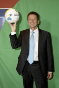 Dr. Wolfgang Waldner - Staatssekretär im Bundesministerium für europäische und internationale Angelegenheiten präsentiert einen Fussball des Aussenministeriums