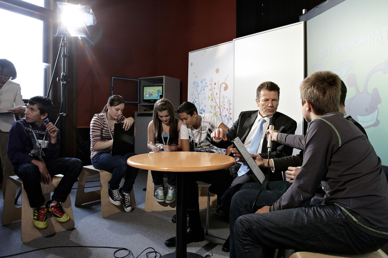 Dr. Wolfgang Waldner - Staatssekretär im Bundesministerium für europäische und internationale Angelegenheiten(3.v.re.) im Interview mit SchülerInnen