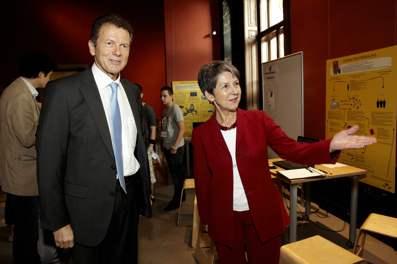 v.li. Dr. Wolfgang Waldner - Staatssekretär im Bundesministerium für europäische und internationale Angelegenheiten wird von Mag.a Barbara Prammer - Nationalratspräsidentin in der Demokratiewerkstatt begrüßt