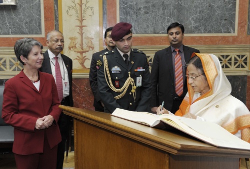 Pratibha Patil - Indische Staatspräsidentin (re.) beim Eintrag in das Gästebuch
