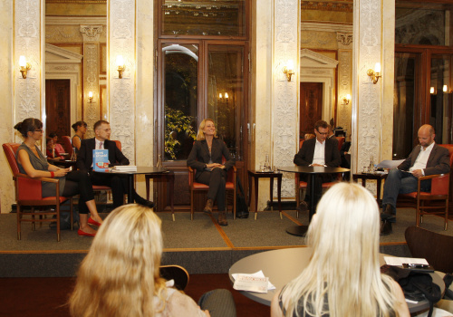 Am Podium v.li. Zita Bereuter -  FM4 - Moderatorin, Viktor Mayer-Schönberger - Jurist, Softwareunternehmer, Autor, Professor in Singapur, Harvard und derzeit am Institute Internet Governance and Regulation in Oxford, Miriam Meckel - Kommunikationswissenschaftlerin, Publizistin, Direktorin am Institut für Medien – und Kommunikationsmanagement an der Universität St. Gallen, Christian Stöcker - Psychologe, Journalist, Ressortleiter Netzwelt bei Spiegel Online und Peter Zimmermann -  OE1 - Moderator