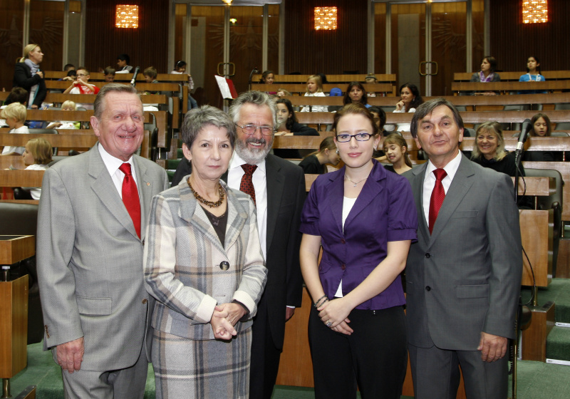 v.li. Dr. Ernst Theimer - Vizepräsident des Wiener Roten Kreuzes, Mag.a Barbara Prammer - Präsidentin des Nationalrates, LSI Gerhard Tuschel - Landesleiter des ÖRK, LV Wien, Christine Hauer - Landesschulsprecherin des  ÖJRK, LV Wien, Mitglied d. Gruppe 18 und MinR Mag. Karl Havlicek, stv. Bundesvorsitzender des  ÖJRK