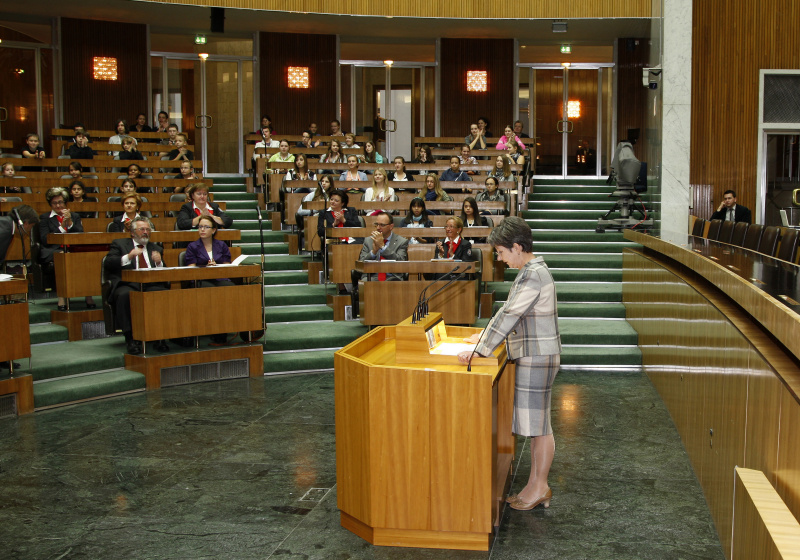 Mag.a Barbara Prammer - Präsidentin des Nationalrates am Rednerpult