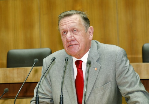 Dr. Ernst Theimer - Vizepräsident des Wiener Roten Kreuzes am Rednerpult