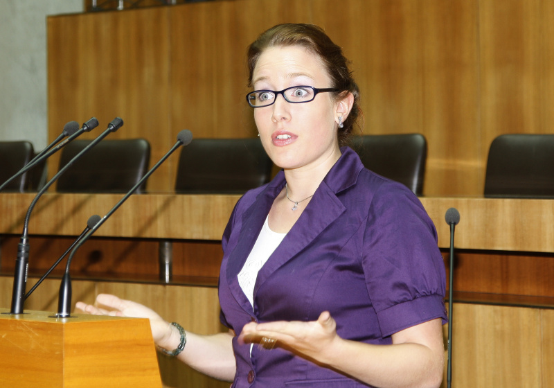 Christine Hauer - Landesschulsprecherin des  ÖJRK, LV Wien, Mitglied d. Gruppe 18 am Redberpult