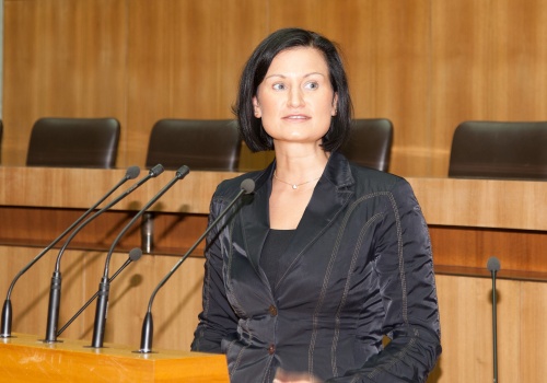 Mag. a Silvia Fuhrmann -  - Nationalratsabgeordnete der ÖVP  am Rednerpult