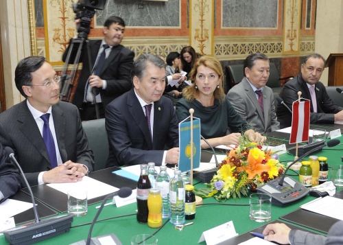 Kasachische Delegation mit Vorsitzenden des Senats des Parlaments der Republik Kasachstan Hr.Kayrat Mami (2.v.li.).