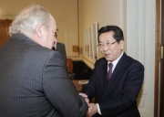 v.li. Fritz Neugebauer - Zweiter Nationalratspräsident begrüßt Mitglied des japanischen Repräsentantenhauses