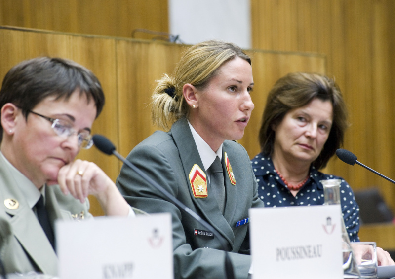 v.li.: Oberst i.G. Dr.in Christine Poussineau - Verteidigungsattaché an der Botschaft der Französischen Republik, Mjr. Dr.in Elisabeth Schleicher - Gender Advisor im Kosovo und  Dr.in Edith Schlaffer - 1997-2000 wiss. Begleitung der Öffnung des Bundesheeres