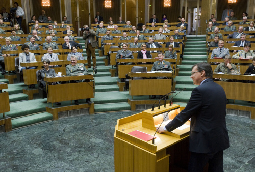 Mag. Norbert Darabos - Bundesminister für Landesverteidigung und Sport am Rednerpult