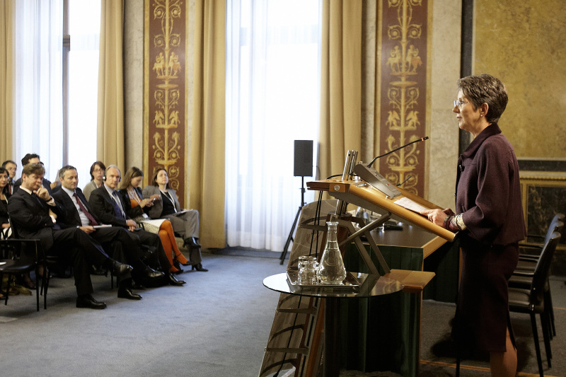 Mag.a Barbara Prammer - Nationalratspräsidentin am Rednerpult