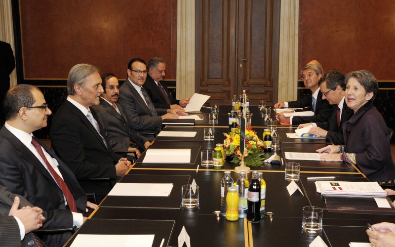 Aussprache. Linke Bildhälfte: Saudi-Arabische Delegation mit Seiner Königlichen Hoheit Prinz Saud Al Faisal -  Außenminister des Königreichs Saudi-Arabien (2.v.li.). Rechte Bildhälfte: Österreichische Delegation v.li. Mag. Alexis Wintoniak - Parlamentsvizedirektor, Veranstaltungsteilnehmer und Mag.a Barbara Prammer - Nationalratspräsidentin