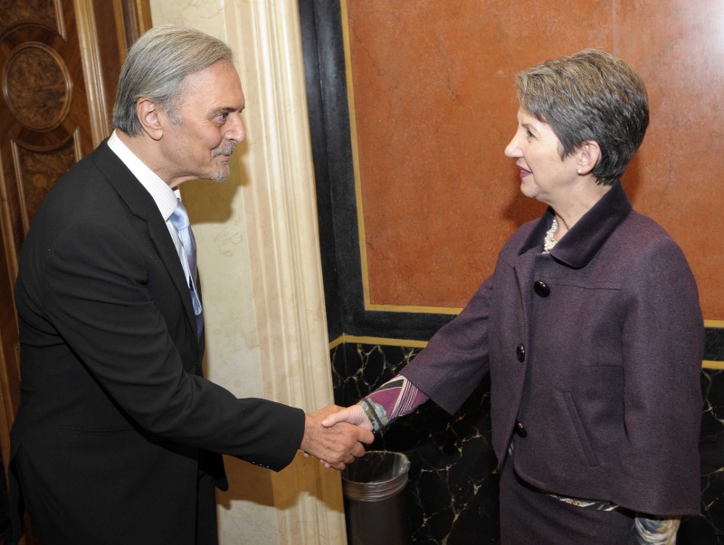 v.li. Seine Königliche Hoheit Prinz Saud Al Faisal -  Außenminister des Königreichs Saudi-Arabien wird durch Mag.a Barbara Prammer - Nationalratspräsidentin begrüßt