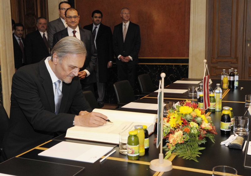 Seine Königliche Hoheit Prinz Saud Al Faisal -  Außenminister des Königreichs Saudi-Arabien beim Eintrag in das Gästebuch