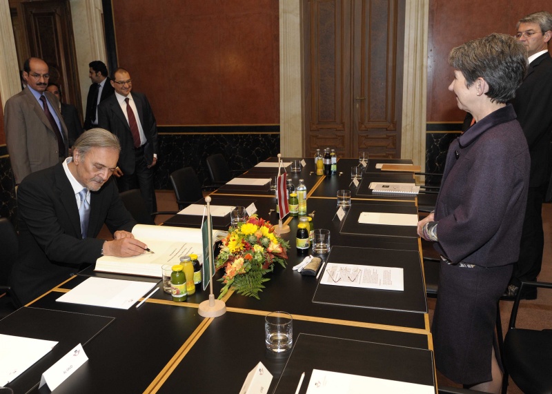 Seine Königliche Hoheit Prinz Saud Al Faisal -  Außenminister des Königreichs Saudi-Arabien beim Eintrag in das Gästebuch