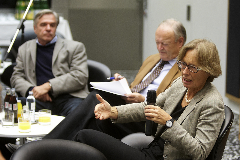 v.li.: Wolfgang Simonitsch - Kleine Zeitung, Univ.-Prof. Dr. Andreas Khol - Nationalratspräsident i. R. und Dr.in Gabriela Moser - Nationalratsabgeordnete der Grünen am Mikrofon