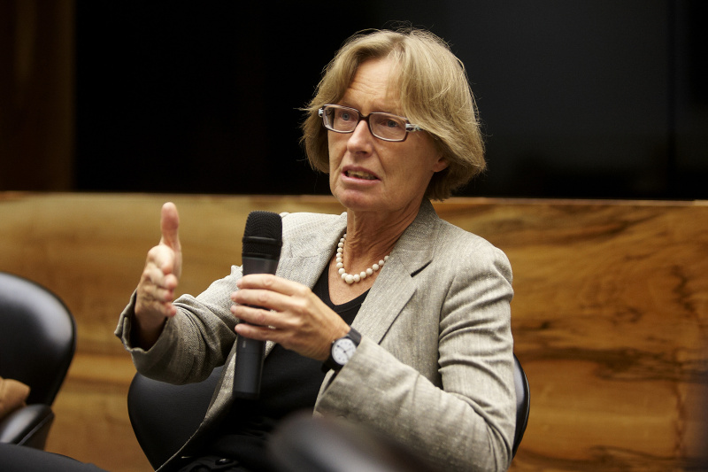 Dr.in Gabriela Moser - Nationalratsabgeordnete der Grünen am Mikrofon