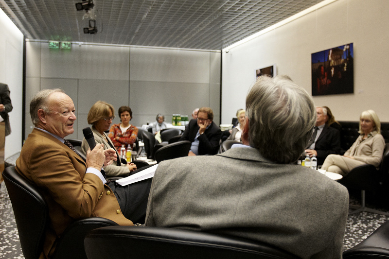 Blick in Richtung VeranstaltungsteilnehmerInnen mit Univ.-Prof. Dr. Andreas Khol - Nationalratspräsident i. R. (li.)