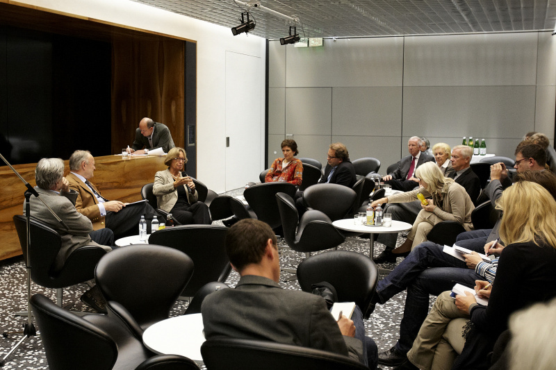 Blick in Richtung VeranstaltungsteilnehmerInnen mit Dr.in Gabriela Moser - Nationalratsabgeordnete der Grünen am Mikrofon