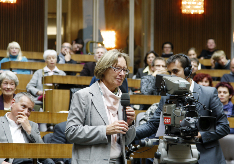 Dr.in Gabriela Moser am Mikrofon